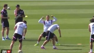 Cristiano Ronaldo se moque de James Rodriguez en plein entraînement