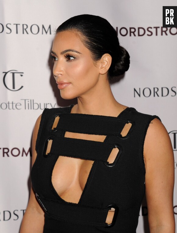 Kim Kardashian très décolletée à la soirée Charlotte Tilbury à Los Angeles, le 9 octobre 2014