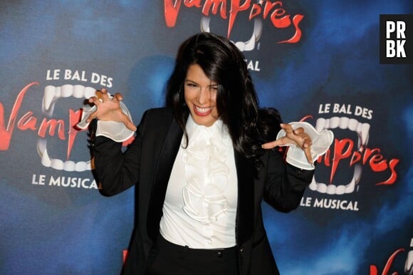 Ayem Nour prend la pose pour Le Bal des Vampires, le 16 octobre 2014 au Théâtre Mogador