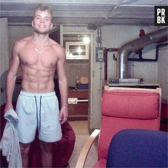 MA2X torse nu et musclé pour une photo sexy sur Instagram