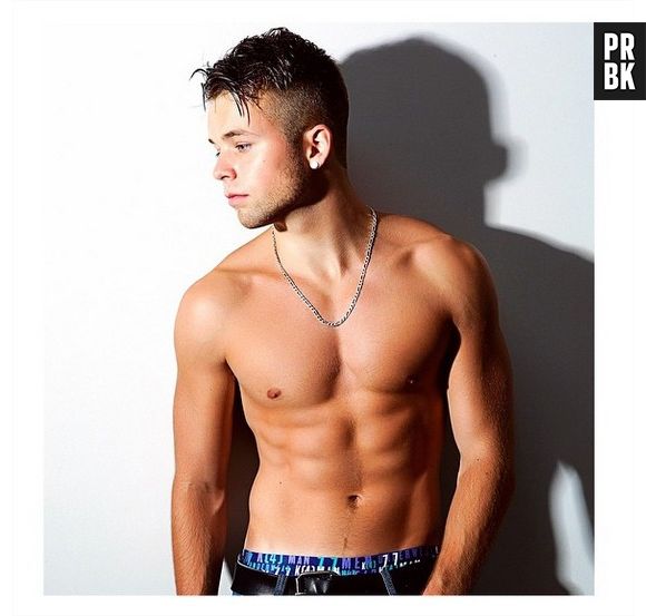 MA2X torse nu et musclé pour une photo sexy sur Instagram