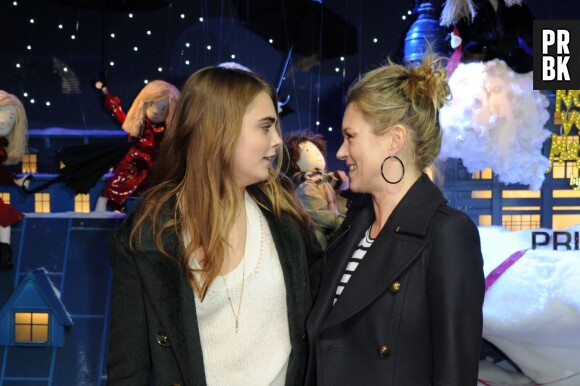 Cara Delevingne et Kate Moss complices au Printemps pour dévoiler les vitrines de Noël le 6 novembre 2014