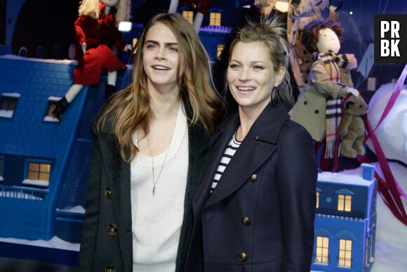 Cara Delevingne et Kate Moss tout sourire au Printemps pour dévoiler les vitrines de Noël le 6 novembre 2014