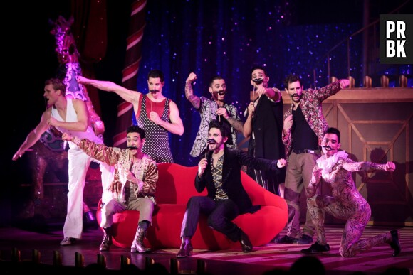 La troupe de Love Circus à la première, le 28 octobre 2014, aux Folies Bergères