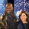 Omar Sy avec la maire de Paris, Anne Hidalgo, pour inaugurer les illuminations des Champs-Elysées à Paris, le 20 novembre 2014