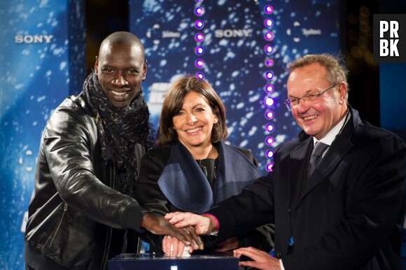 Omar Sy avec la maire de Paris, Anne Hidalgo, pour l'inauguration des illuminations des Champs-Elysées à Paris, le 20 novembre 2014