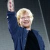 Ed Sheeran offre des cadeaux à une fan à la télévision
