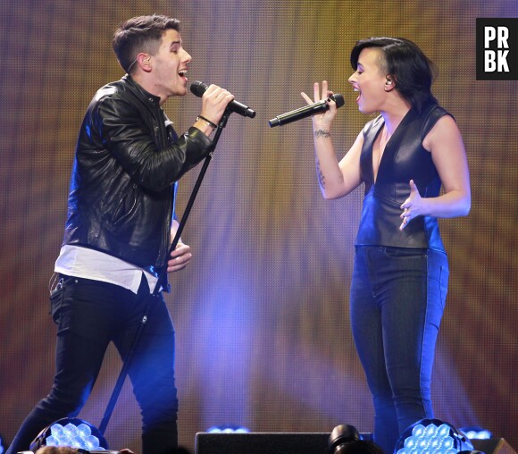 Nick Jonas et Demi Lovato sur la scène du Jingle Ball le 6 décembre 2014 à Los Angeles