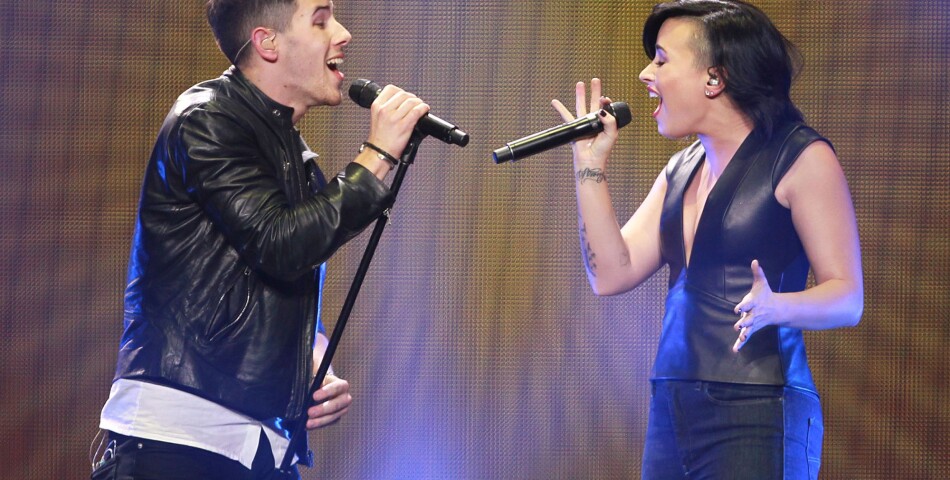 Nick Jonas et Demi Lovato sur la scène du Jingle Ball le 6 décembre 2014 à Los Angeles