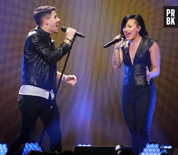 Demi Lovato et Nick Jonas sur la scène du Jingle Ball le 6 décembre 2014 à Los Angeles