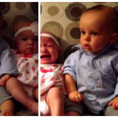 Trop mignon : un bébé croit voir double devant des soeurs jumelles