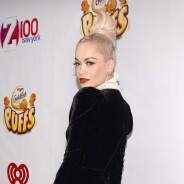 Rita Ora : porte-jarretelles et fesses (presque) à l&#039;air sur le tapis rouge du Jingle Ball