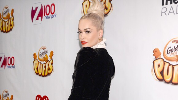 Rita Ora : porte-jarretelles et fesses (presque) à l'air sur le tapis rouge du Jingle Ball