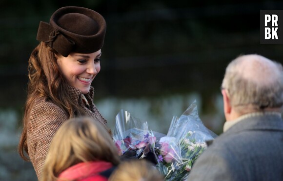 Kate Middleton salue la foule à la messe de Noël de la famille royale le 25 décembre 2014