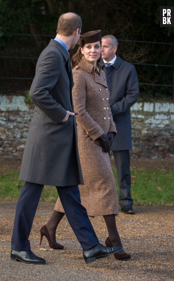 Kate Middleton montre son mini baby bump à la messe de Noël de la famille royale le 25 décembre 2014