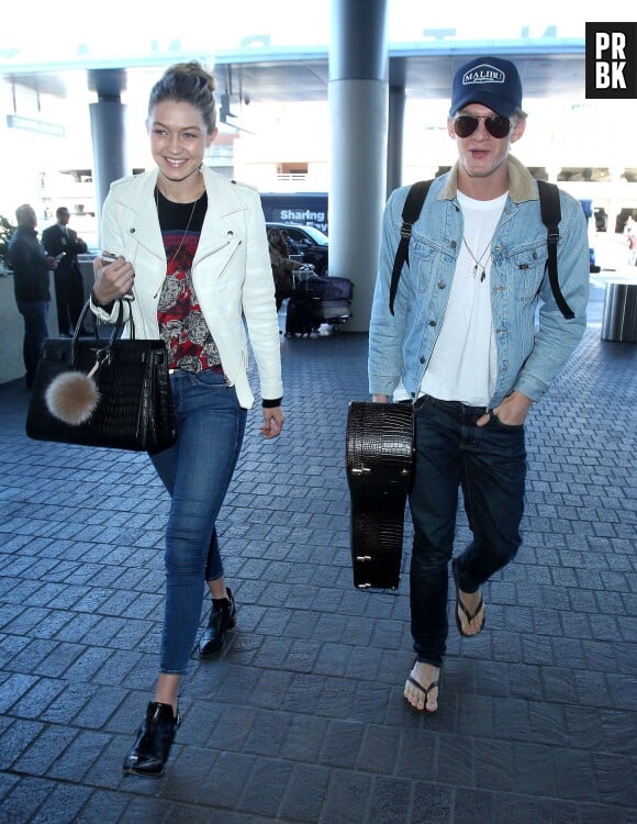 Cody Simpson et sa petite amie Gigi Hadid à l'aéroport de Los Angeles le 27 décembre, direction Dubaï pour le Nouvel An