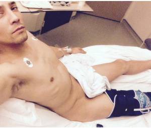 Steevy Boulay nu sur son lit d'h&ocirc;pital, le 2 janvier 2015