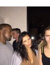 Kim Kardashian et ses sourcils décolorés, entourée de Cara Delevingne et de Kanye West à la soirée des 19 ans de Kendall Jenner
