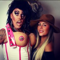 Anaïs Camizuli coquine et complice avec une drag queen