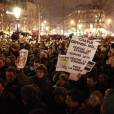  Charlie Hebdo : pr&egrave;s de 35 000 personnes r&eacute;unies &agrave; Paris Place de la R&eacute;publique (comme dans toute la France) apr&egrave;s l'attentat terroriste qui a caus&eacute; la mort de 12 journalistes et policiers, le 7 janvier 2015 