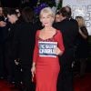 Helen Mirren : Je suis Charlie sur le tapis rouge des Golden Globes 2015, le 11 janvier 2015 à Los Angeles