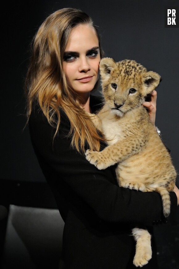 Cara Delevingne et un lionceau trop mignon à la conférence de presse Tag Heuer, le 23 janvier 2015 à Paris
