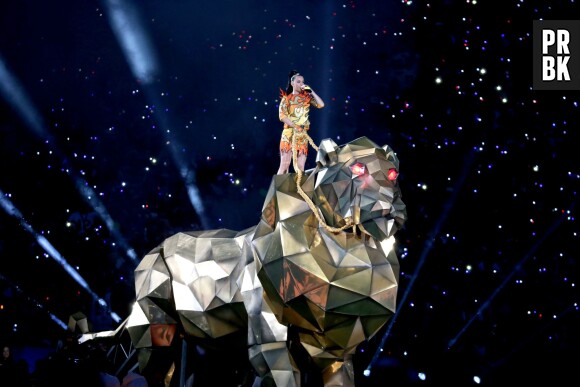 Katy Perry et son lion géant au Super Bowl 2015 le dimanche 1er février 2015