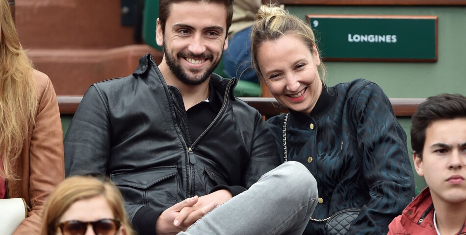 Audrey Lamy et son chéri Thomas dans les tribunes de Roland Garros