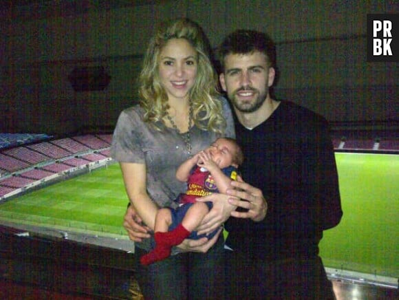 Shakira et Piqué posent avec Milan aux couleurs du FC Barcelone après la victoire du 12 mars 2013