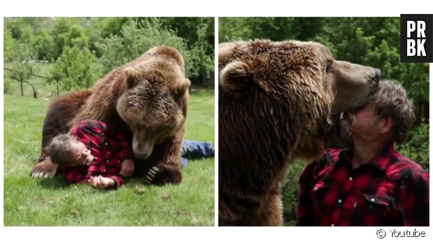 Doug Seus, dresseur d&#039;ours depuis plus de 40 ans, joue avec son animal en toute décontraction.