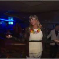 Camille Cerf (Miss France 2015) méconnaissable en mode Ugly Betty dans les Caraïbes