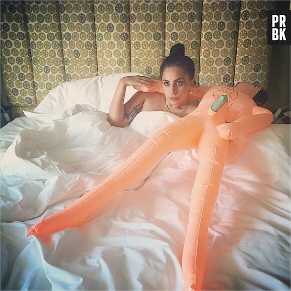 Lady Gaga au lit avec une  poupée gonflable lors de la Bachelorette party d'une amie, le 25 janvier 2015