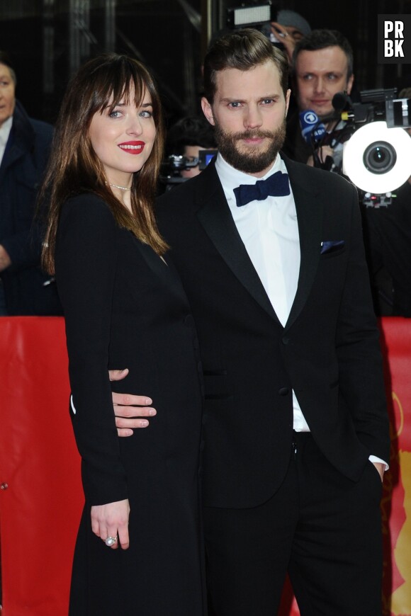 Dakota Johnson et Jamie Dornan sur le tapis rouge à l'avant-première du film Fifty Shades of Grey à Berlin, le 11 février 2015