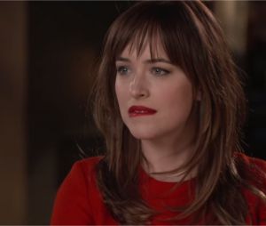Dakota Johnson se moque d'elle-même et tacle sa mère dans ses publicités pour son passage dans SNL