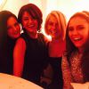 Nina Dobrev souriante aux côtés de Selena Gomez et Julianne Hough, à la soirée pré-Oscars 2015