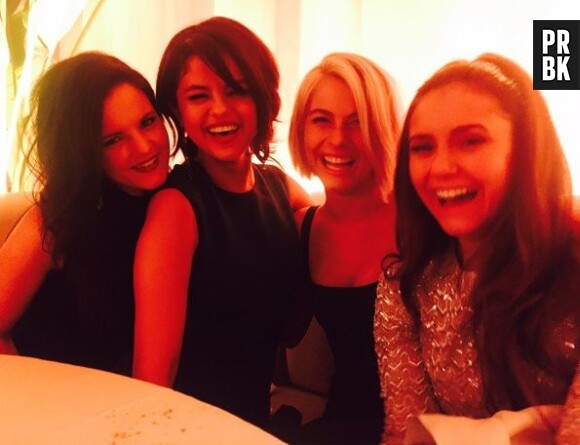 Nina Dobrev souriante aux côtés de Selena Gomez et Julianne Hough, à la soirée pré-Oscars 2015