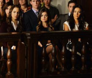 Pretty Little Liars saison 5, épisode 23 : photo de Spencer, Aria et Emily