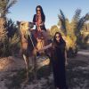 Shay Mitchell : virée à dos de chameau pour l'actrice de Pretty Little Liars