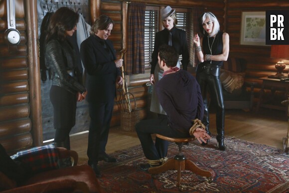 Once Upon a Time saison 4, épisode 15 : Regina, Gold, Maléfique, Cruella et August sur une photo