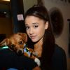 Ariana Grande offre un cadeau qui a du chien à ses fans lors de ses concerts à New York, le 21 mars 2015