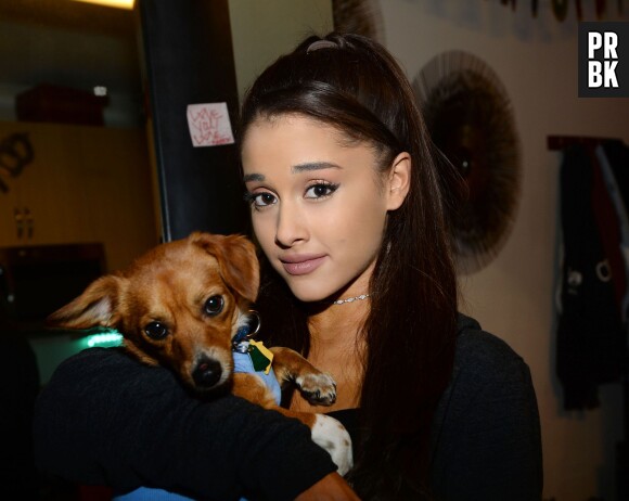 Ariana Grande offre un cadeau qui a du chien à ses fans lors de ses concerts à New York, le 21 mars 2015