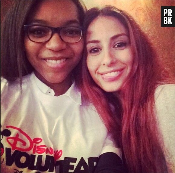 Hiba (The Voice 4) et une volontaire à Disneyland Paris pour Tout le monde chante contre le cancer, le 29 mars 2015