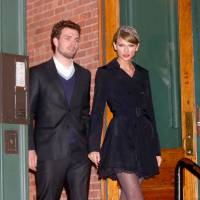 Taylor Swift : chasse aux oeufs et délires avec son frère, elle retombe en enfance
