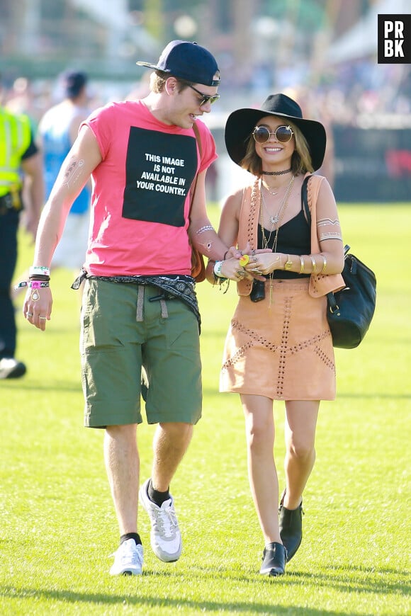 Sarah Hyland et Dominic Sherwood à Coachella le 10 avril 2015