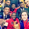 Blaise Matuidi en mode selfie avec le trophée de la Coupe de la Ligue, le 11 avril 2015