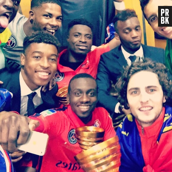 Blaise Matuidi en mode selfie avec le trophée de la Coupe de la Ligue, le 11 avril 2015