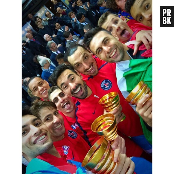 Ezequiel Lavezzi et ses coéquipiers du PSG avec le trophée de la Coupe de la Ligue, le 11 avril 2015