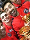  Les joueurs du PSG en mode selfie avec le trophée de la Coupe de la Ligue, le 11 avril 2015 