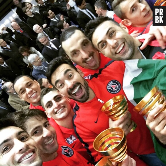 Les joueurs du PSG en mode selfie avec le trophée de la Coupe de la Ligue, le 11 avril 2015