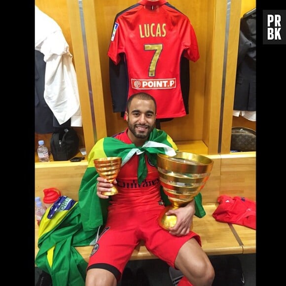 Lucas Moura avec le trophée de la Coupe de la Ligue, le 11 avril 2015